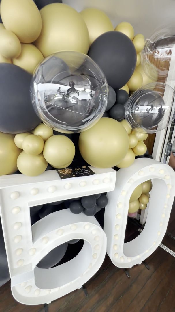 Decoração de aniversário montada a bordo, com balões e letreiro luminoso