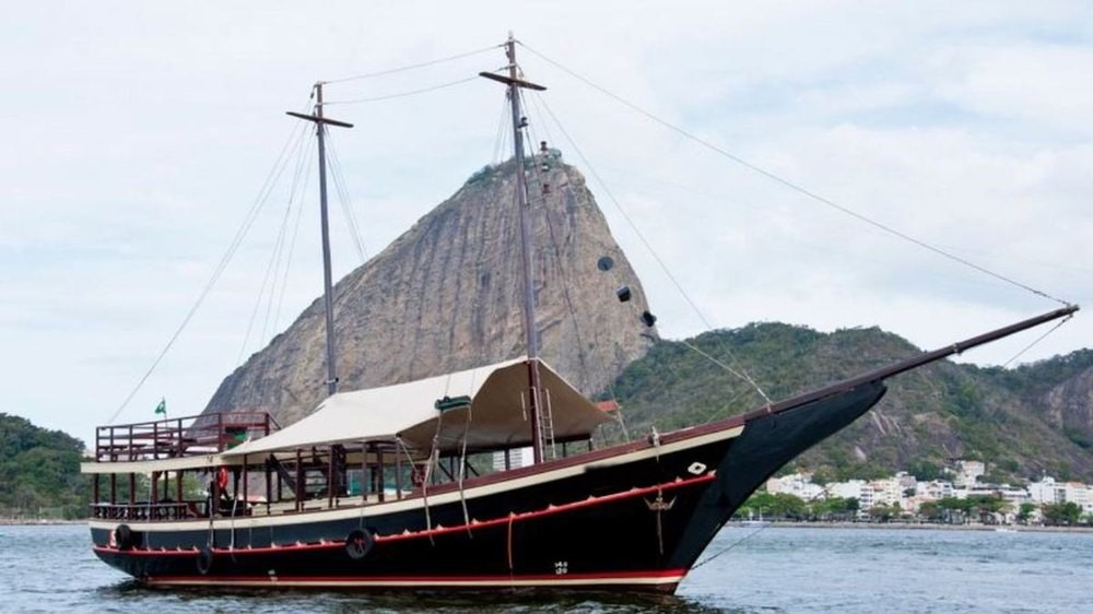Escuna da Vivere navegando com o Pão de Açúcar ao fundo, Rio de Janeiro