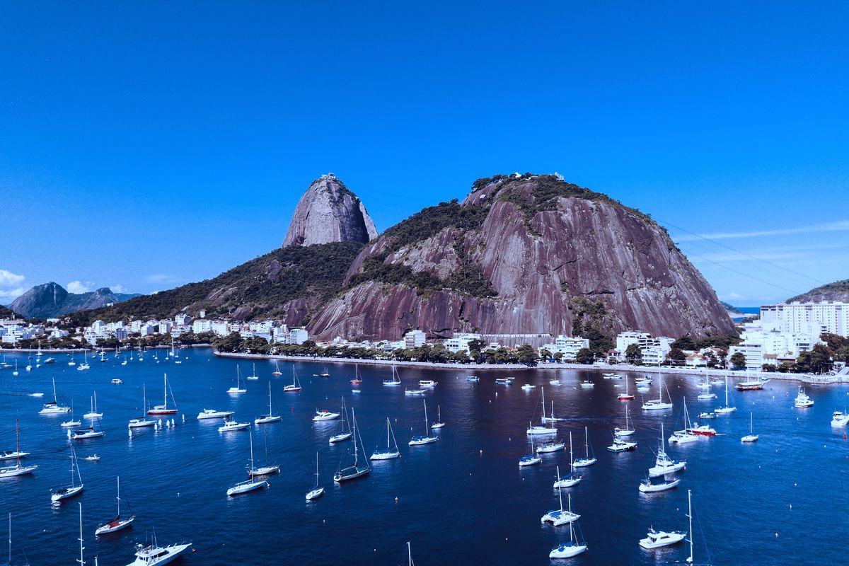 Marina da Glória vista do alto, com o Pão de Açúcar ao fundo
